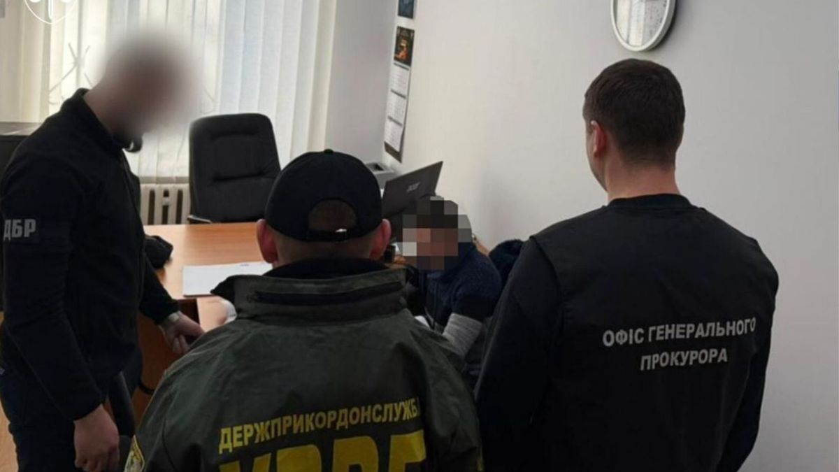 Прикордонника підозрюють в перевезенні чоловіків призовного віку за кордон