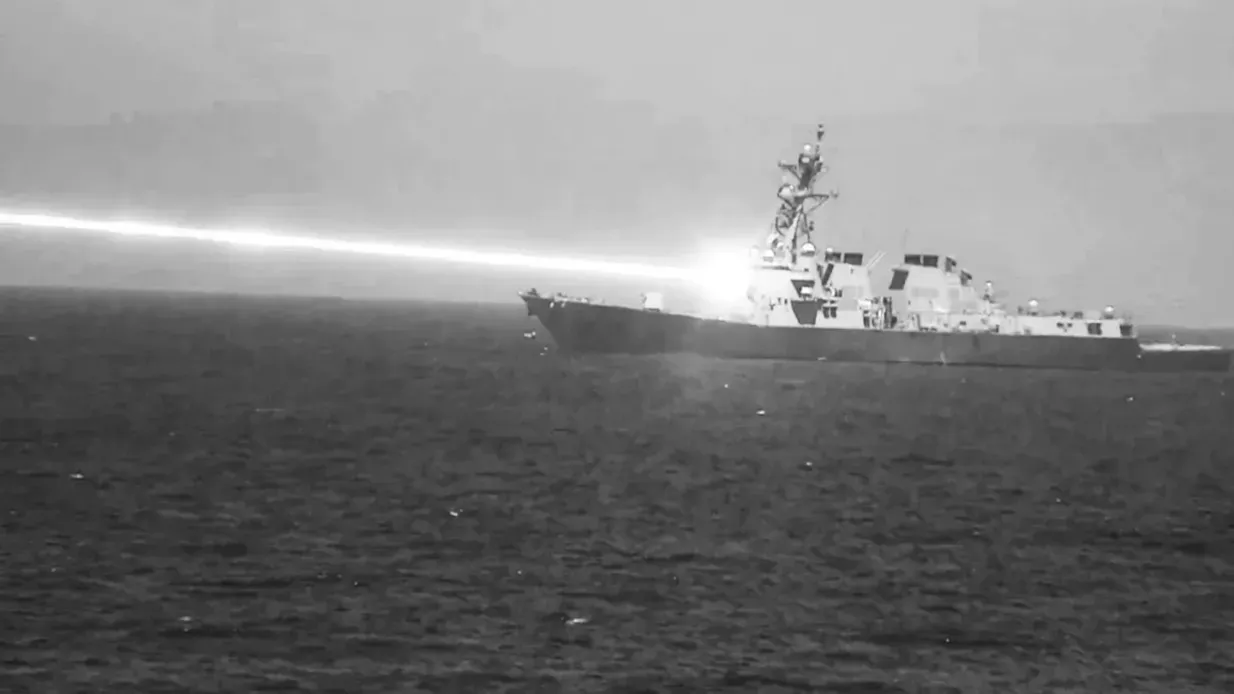 Інфрачервона фотографія корабля USS PREBLE, який використовує високоенергетичний лазер Інфрачервона фотографія корабля USS PREBLE, який використовує високоенергетичний лазер