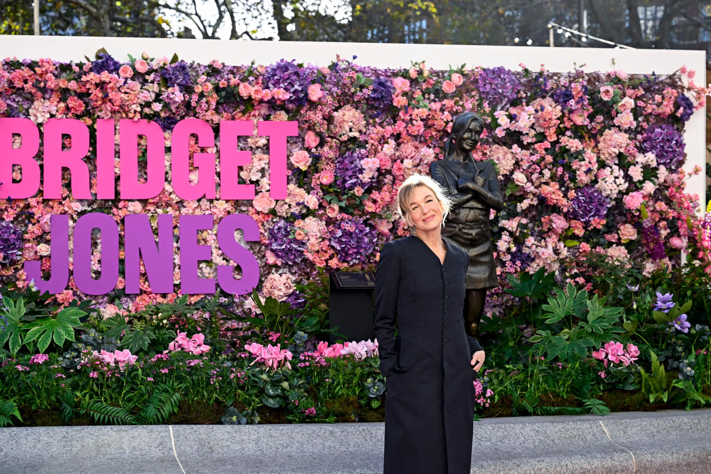 Рене Зеллвегер поруч зі статуєю Бріджит Джонс