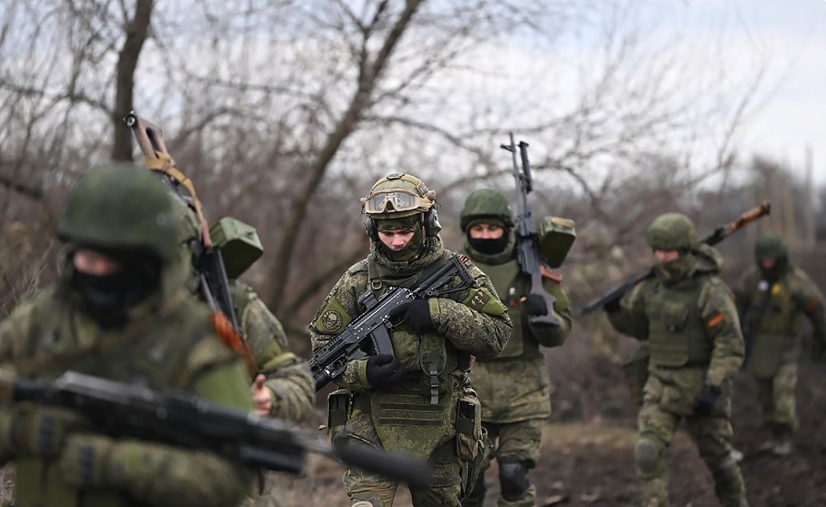 Російські окупанти зі зброєю в руках Російські окупанти зі зброєю в руках