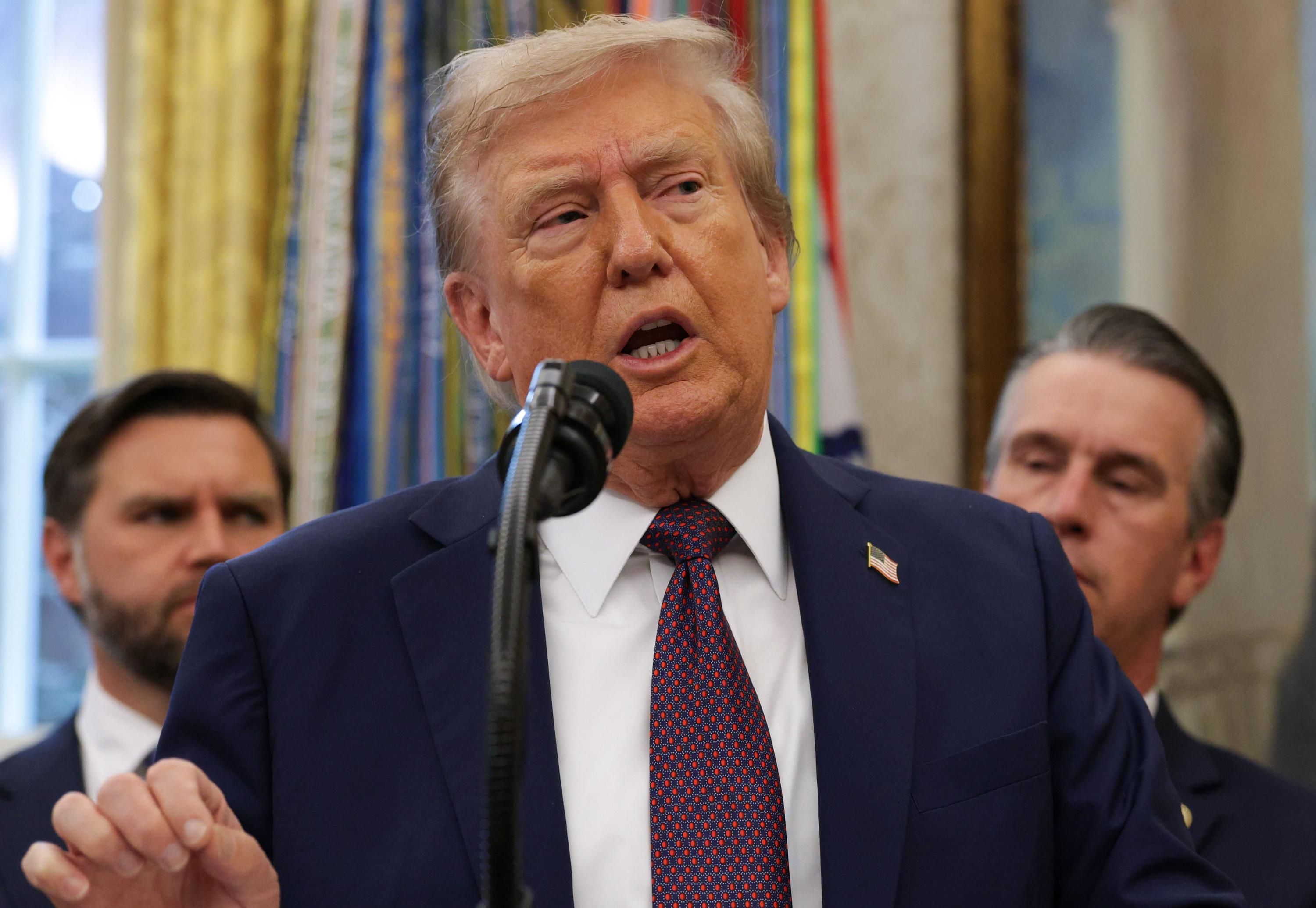 Трамп привлекает военных к переговорам Трамп привлекает военных к переговорам