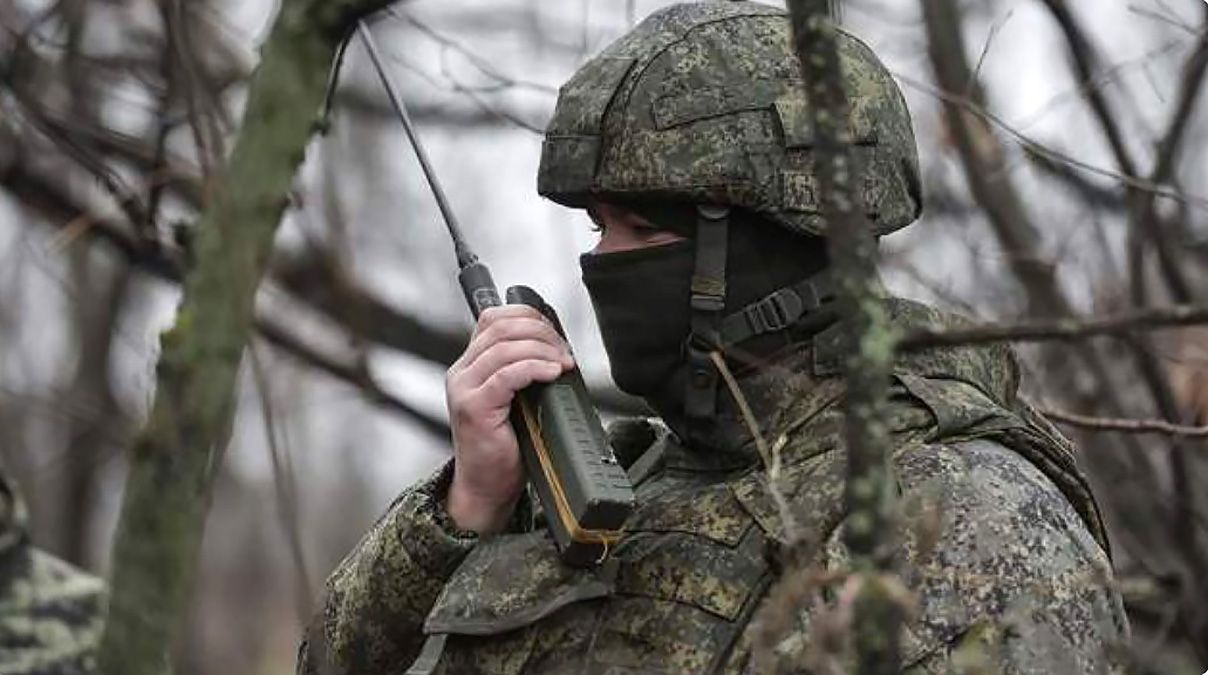 Російський солат розмовляє по рації Російський солат розмовляє по рації