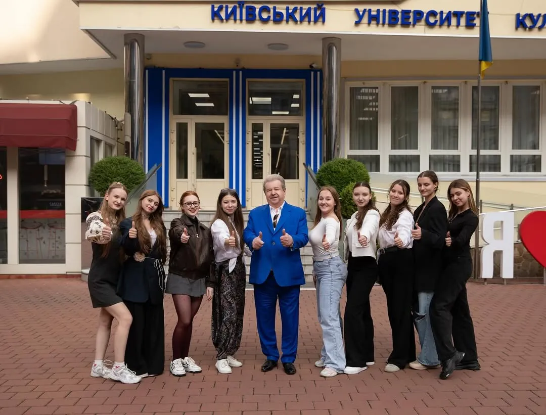 Михайло Поплавський зі студентами