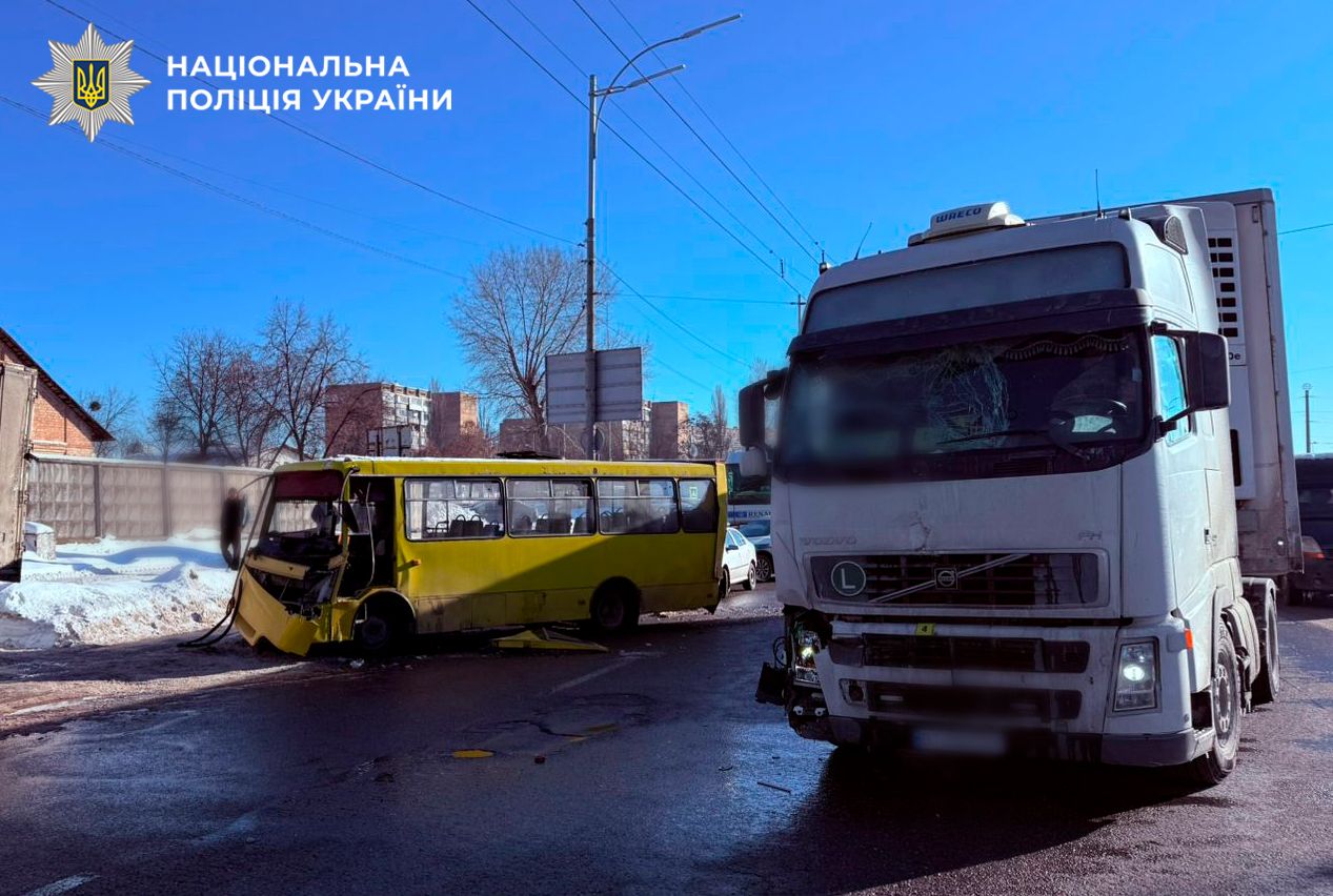 У Києві вантажівка врізалася в автобус