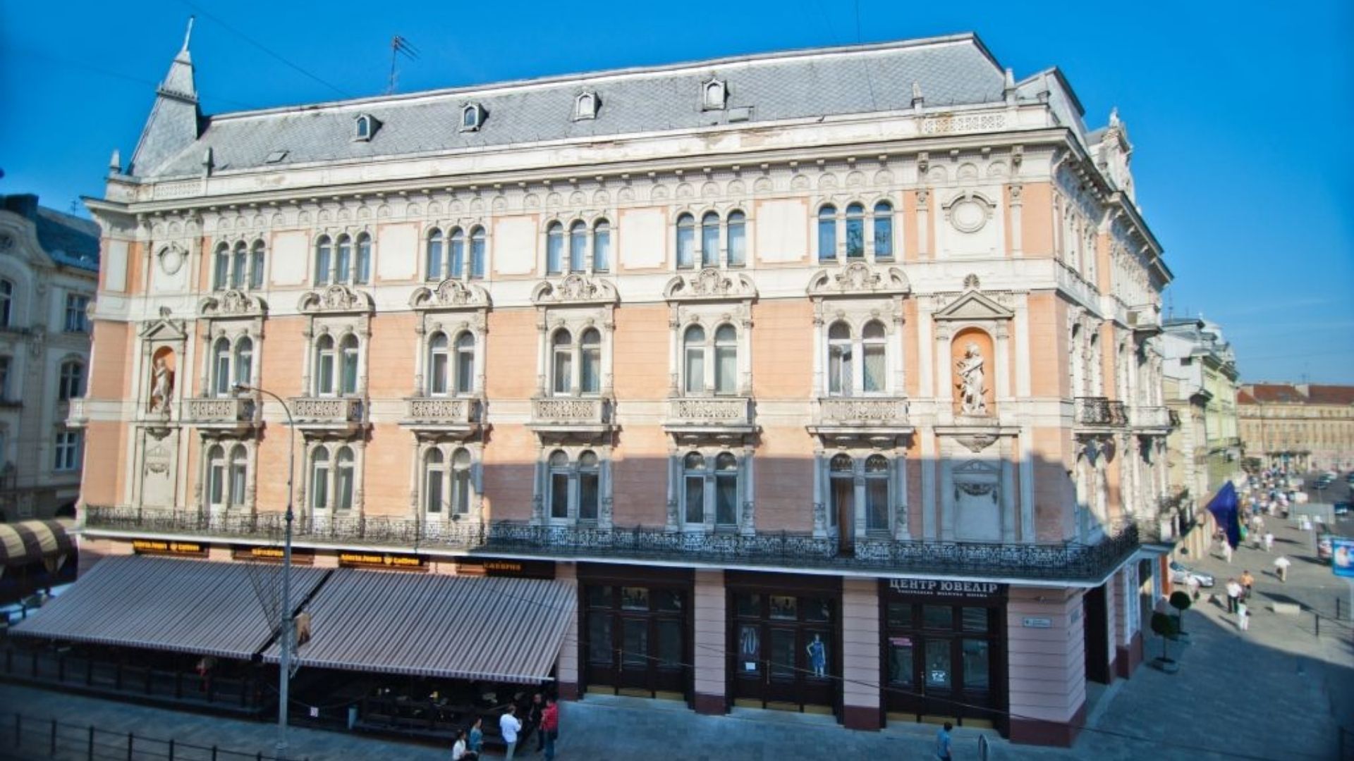 Львівський готель підробив дозвіл на гостьову парковку