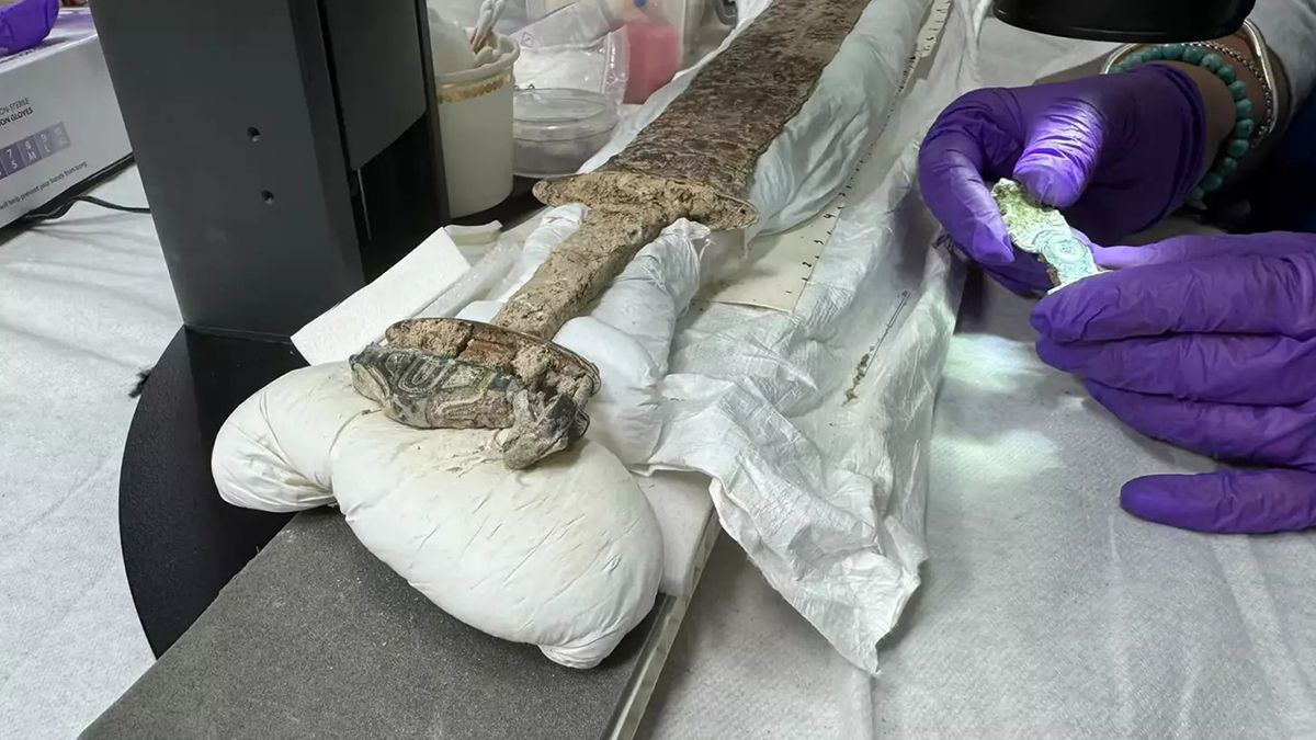 Англосаксонський меч із золотом і рунами знайшли у Кенті біля Кентербері