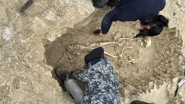 Археологи розкопують поховання