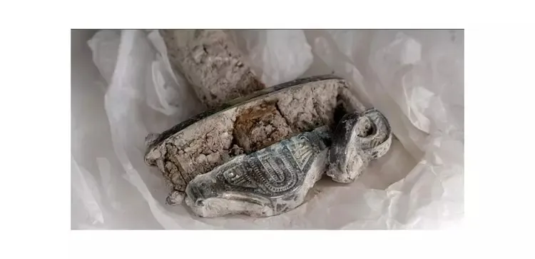Позолочена срібна рукоять меча. Позолочена срібна рукоять меча.