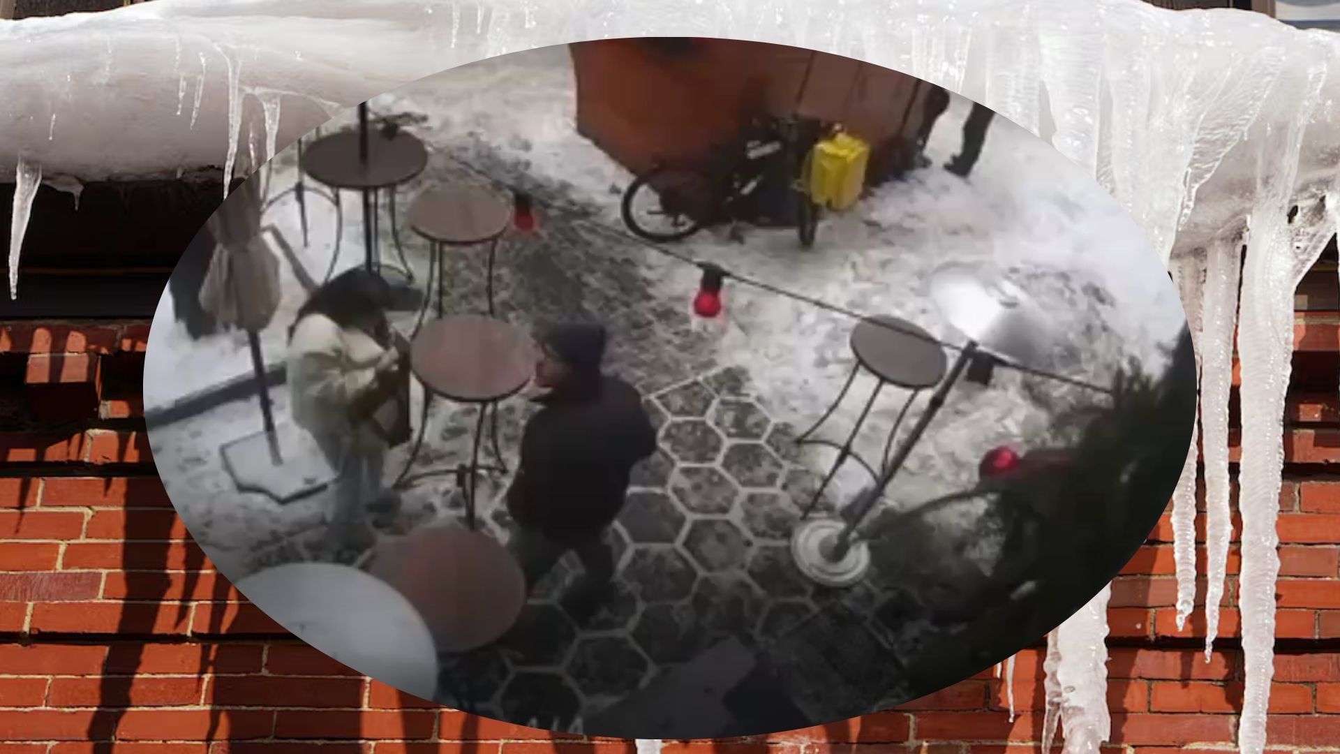 Льодова брила ледве не забрала життя двох людей у Луцьку Льодова брила ледве не забрала життя двох людей у Луцьку