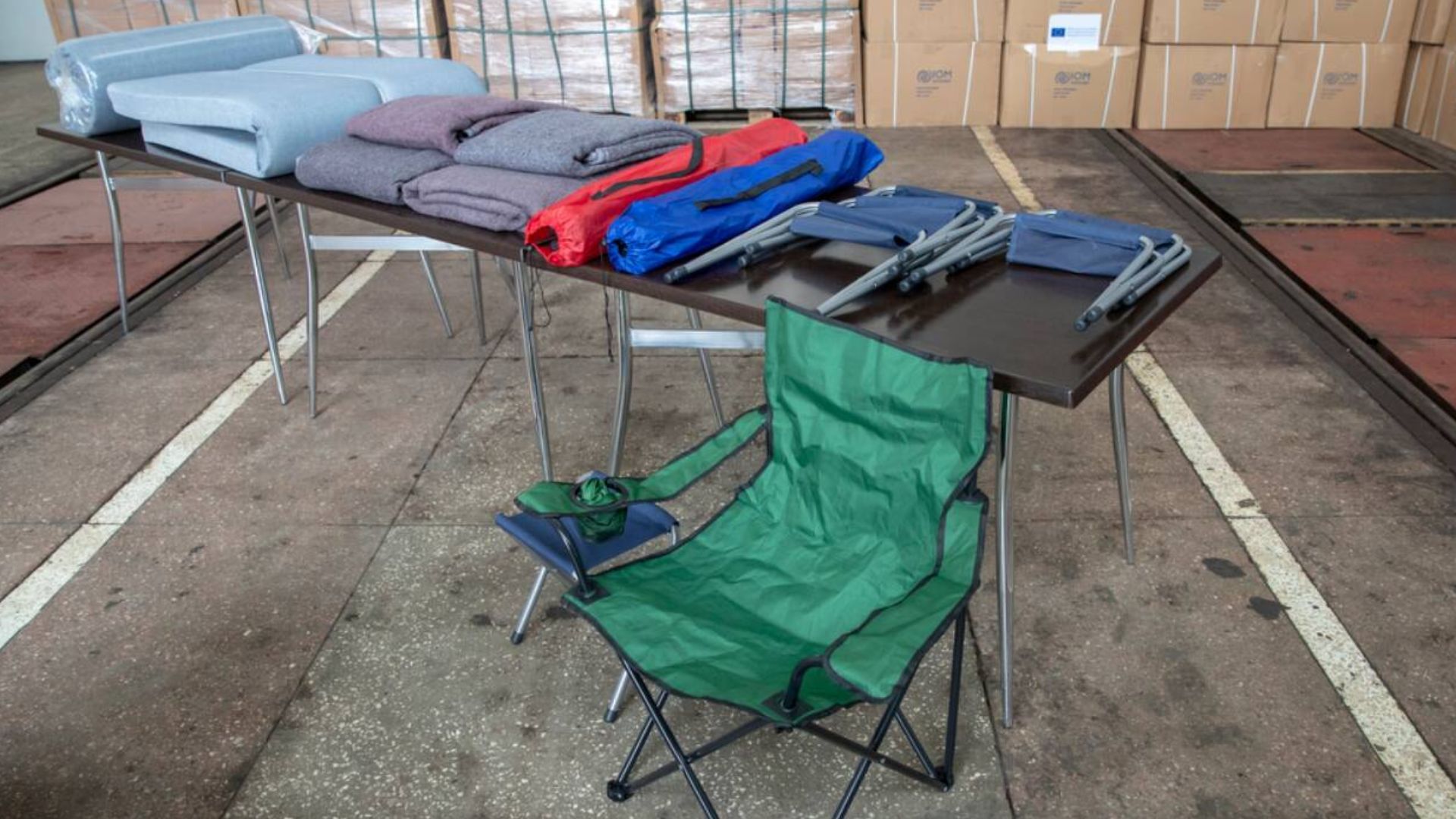 Стільці, ковдри та подушки, подаровані київському метро