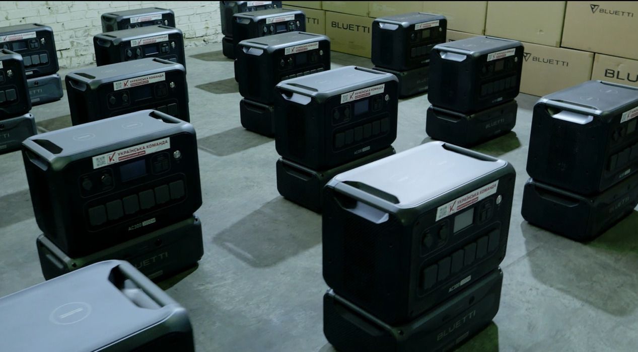 Українська команда передала захисникам партію зарядних станцій