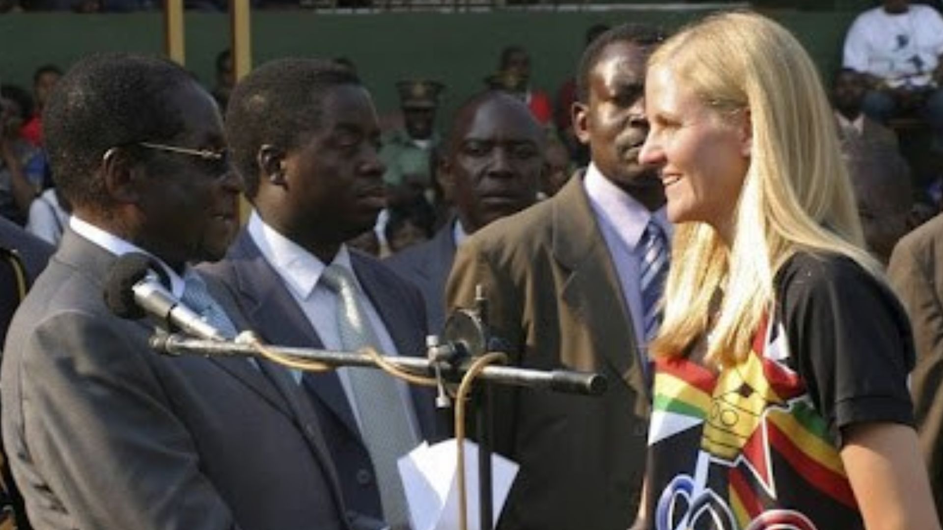 Ковентри принимает награду у Мугабе