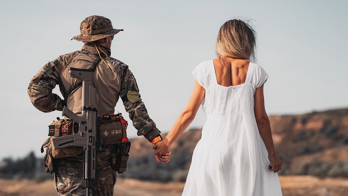 День Валентина в Україні - що подарувати на 14 лютого, якщо партнер служить