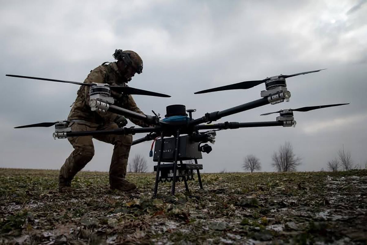 Украинский военный запускает дрон Украинский военный запускает дрон