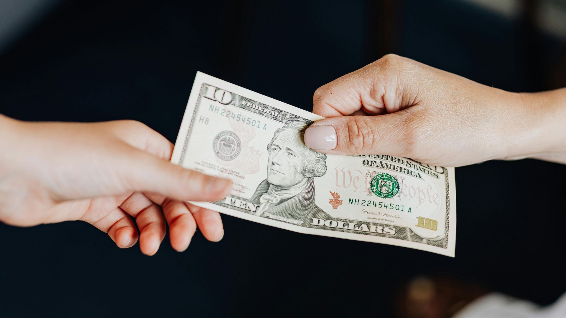 Каким будет курс доллара и евро 17 февраля 2026 года