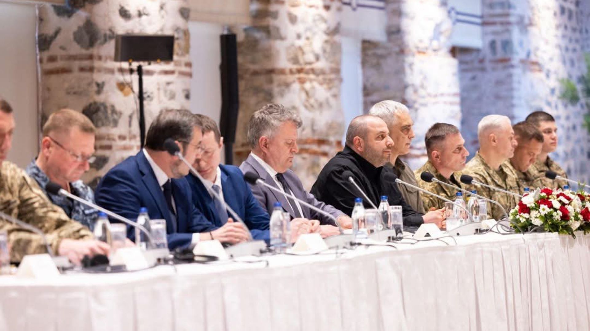 Команда України прибула на місце перемовин у Женеві