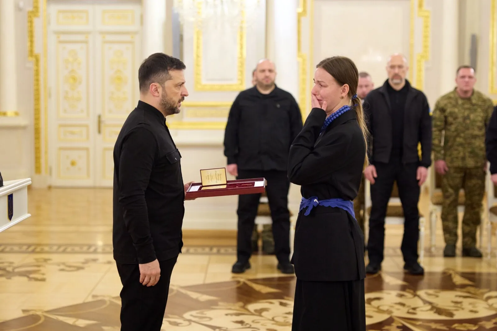 Дарина отримує нагороду чоловіка Дарина отримує нагороду чоловіка