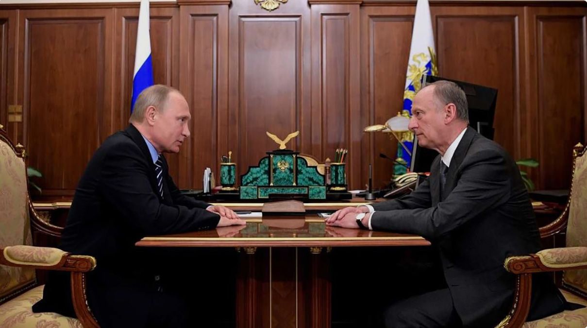 Российский диктатор Путин, его помощник Патрушев в Кремле