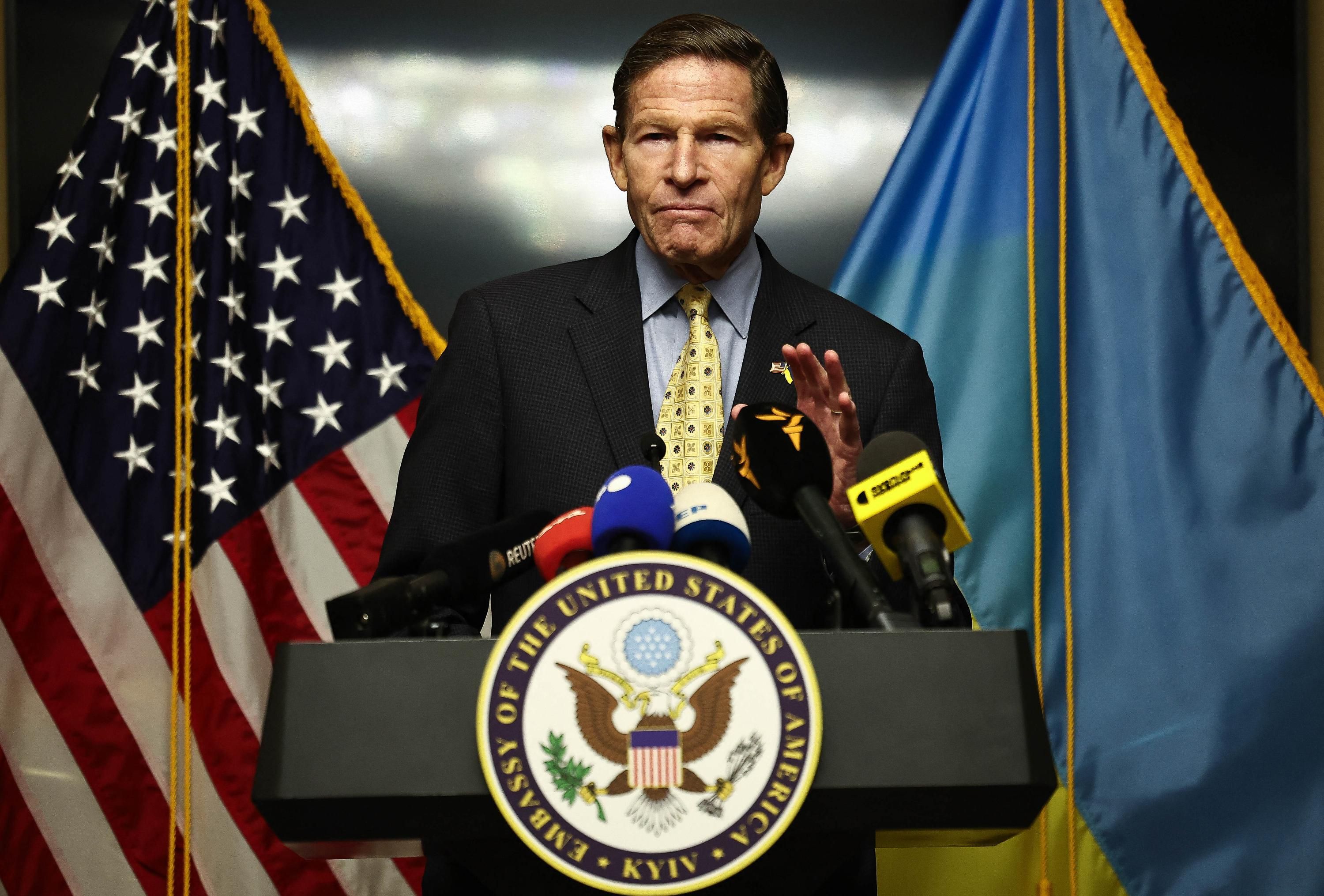 Сенатор Ричард Блументаль требует ужесточения санкций Сенатор Ричард Блументаль требует ужесточения санкций