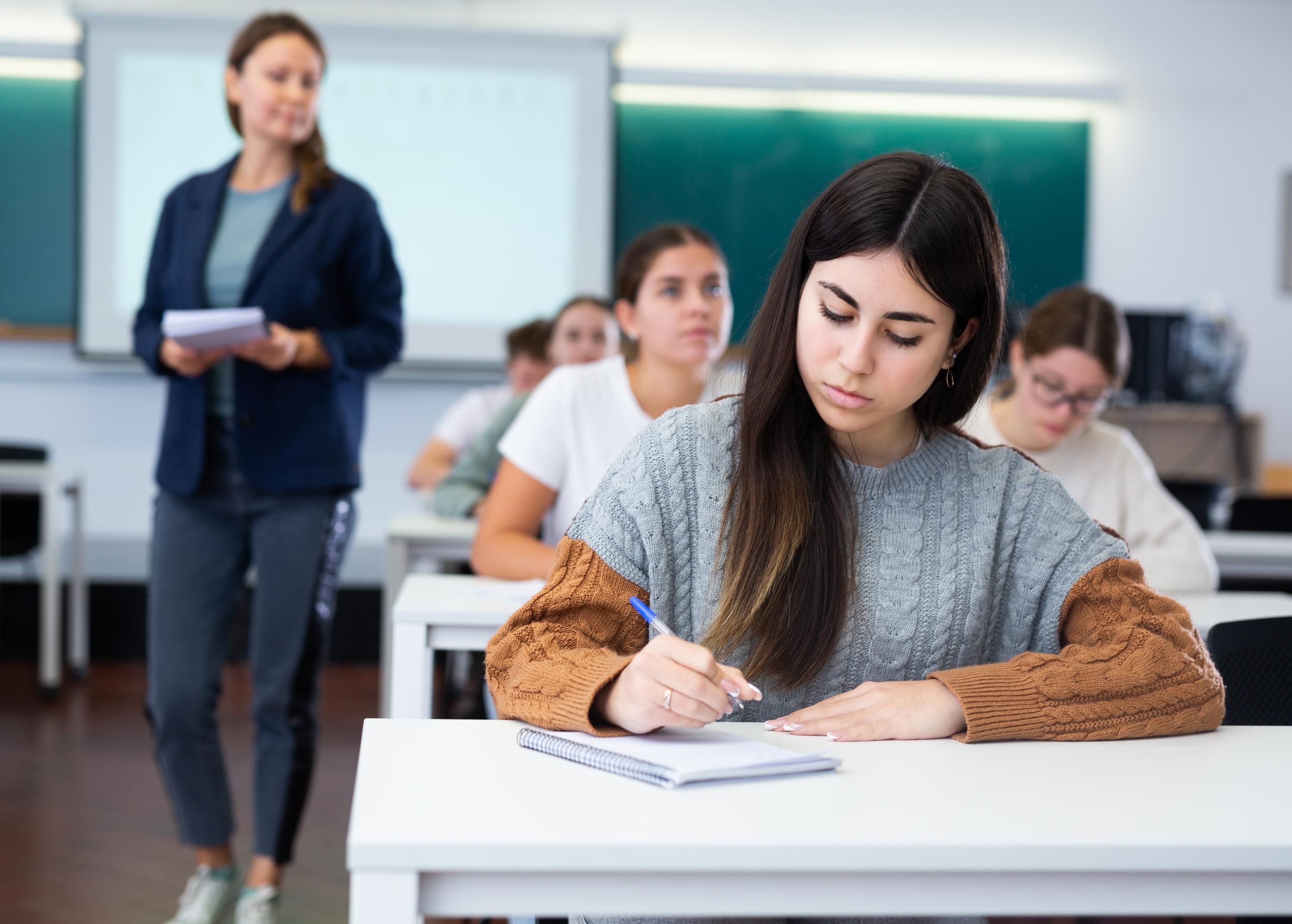 Вчителям у Росії не виплачують повні зарплати Вчителям у Росії не виплачують повні зарплати