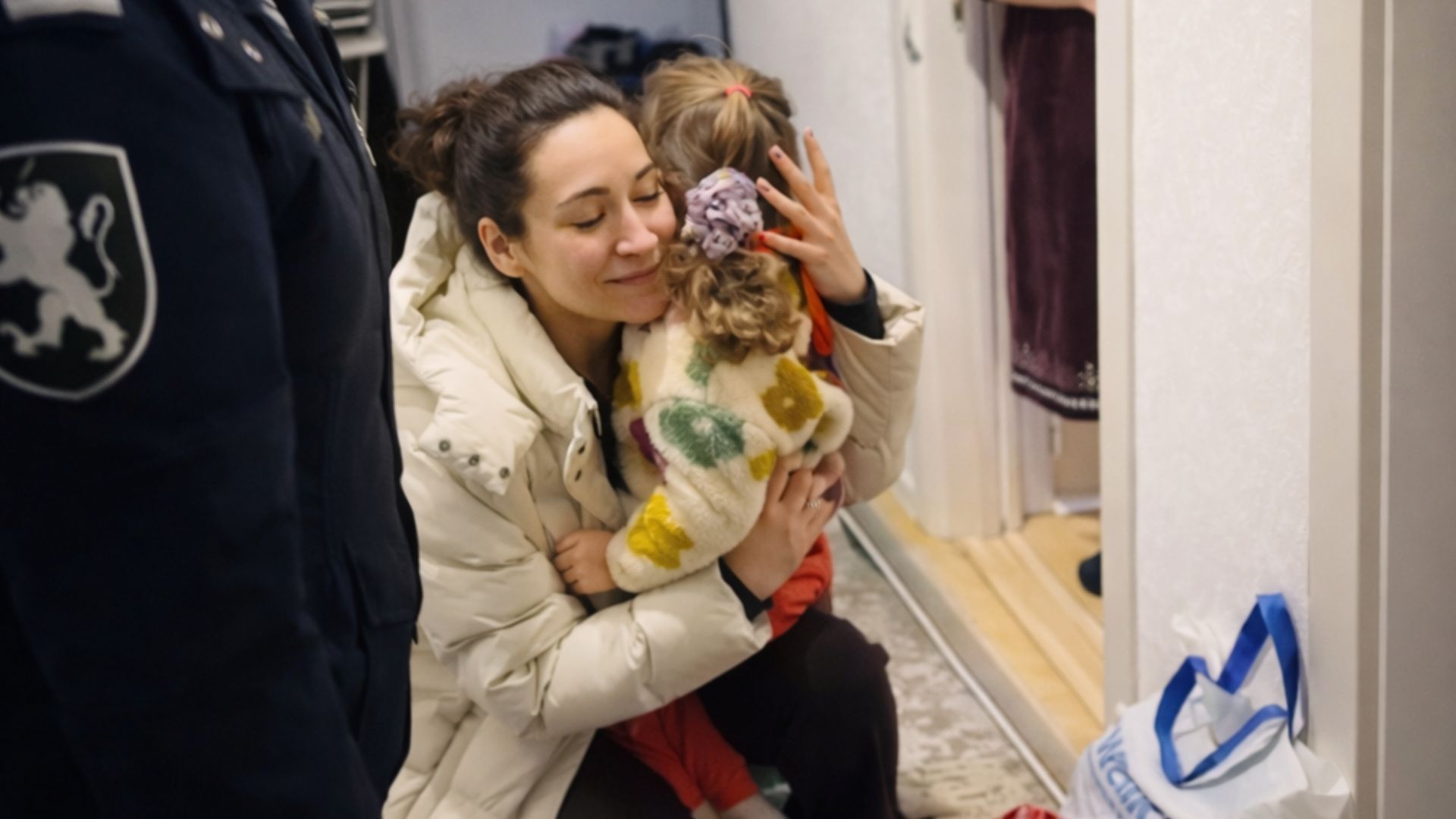 Девочку передали ее матери