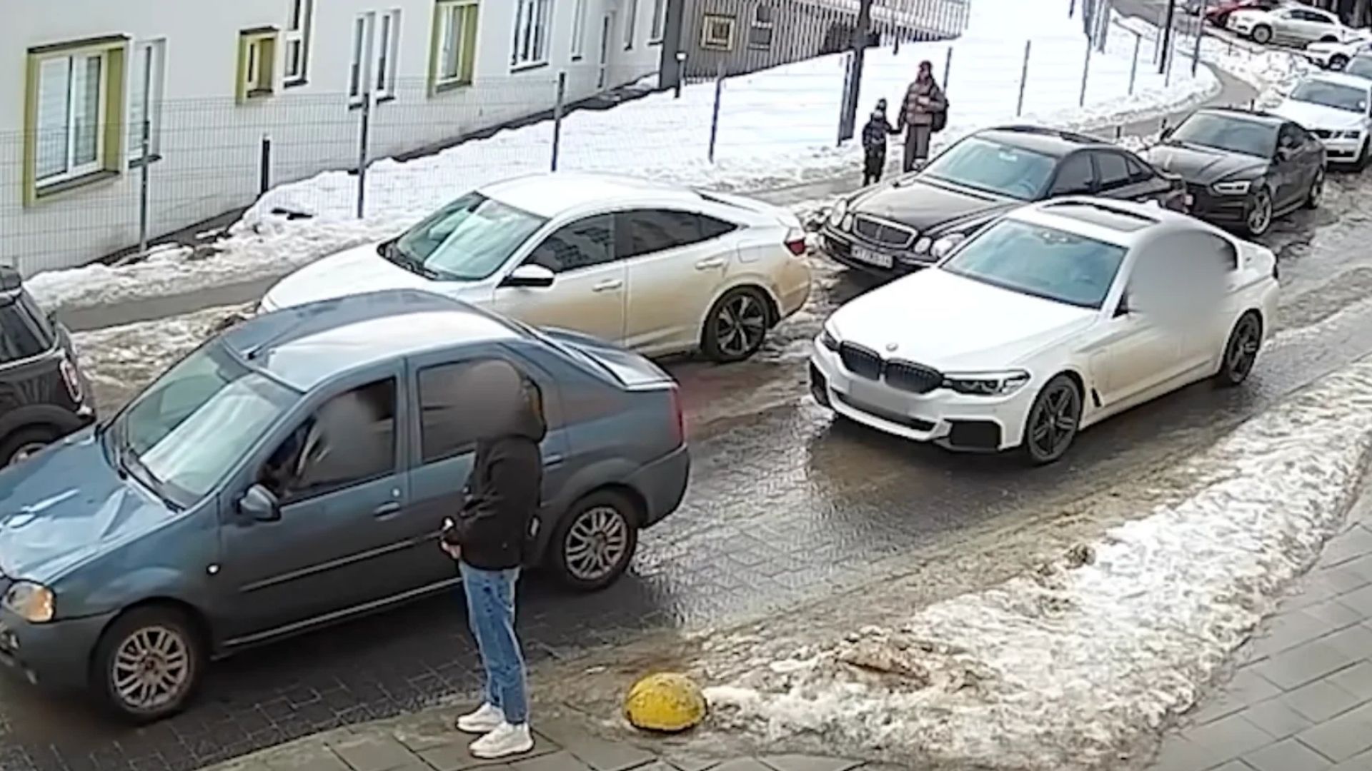 Во Львове мужчина ругался на водителя, который остановился во время минуты молчания