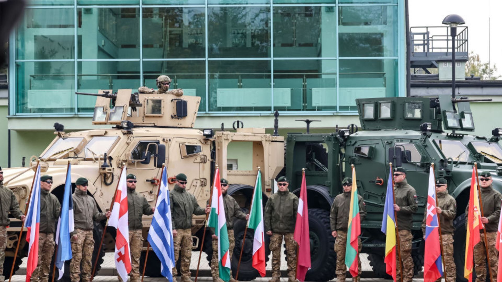 Португалец похитил вещи у военных НАТО