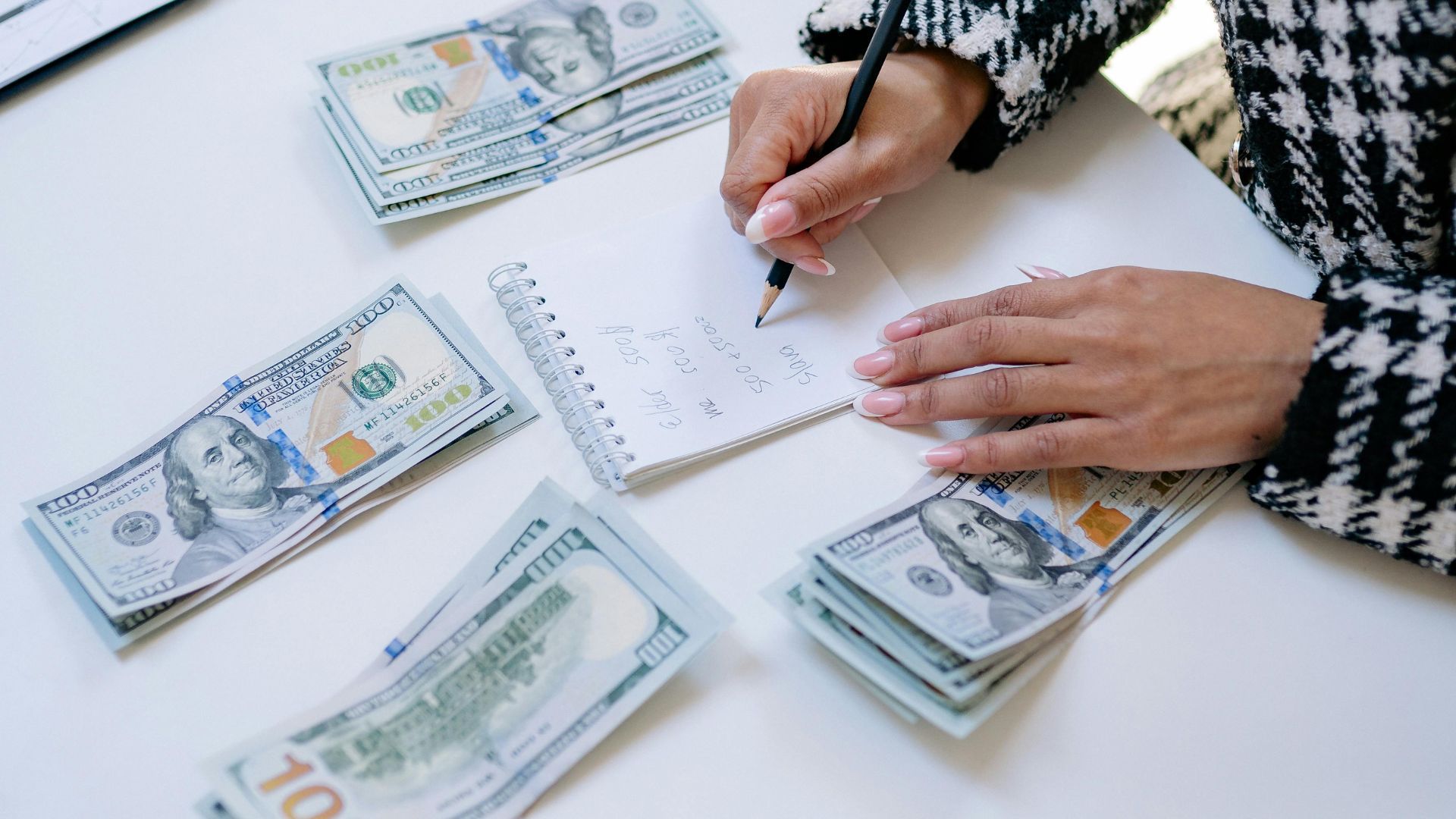 Каким будет курс доллара и евро 23 февраля 2026 года