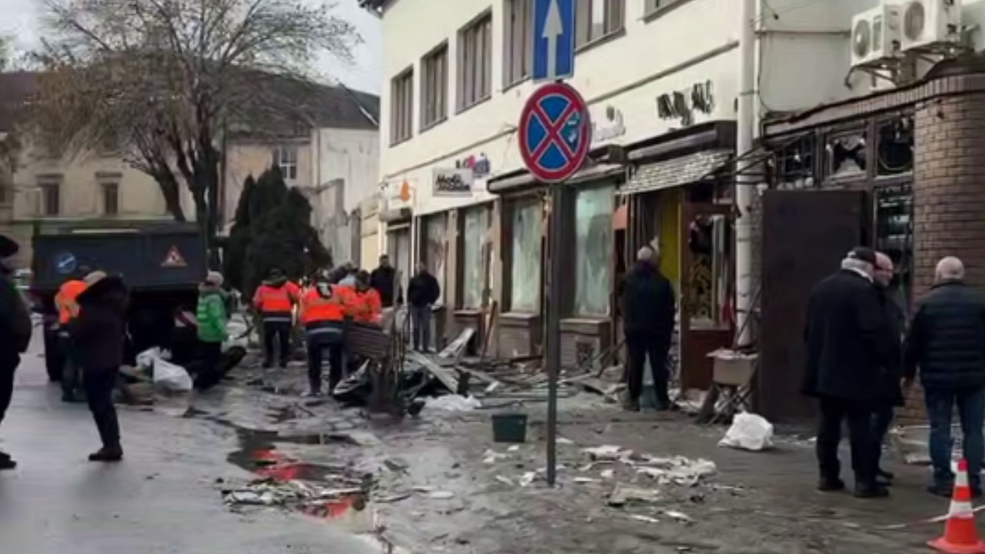 Комунальники працюють на місці теракту у Львові