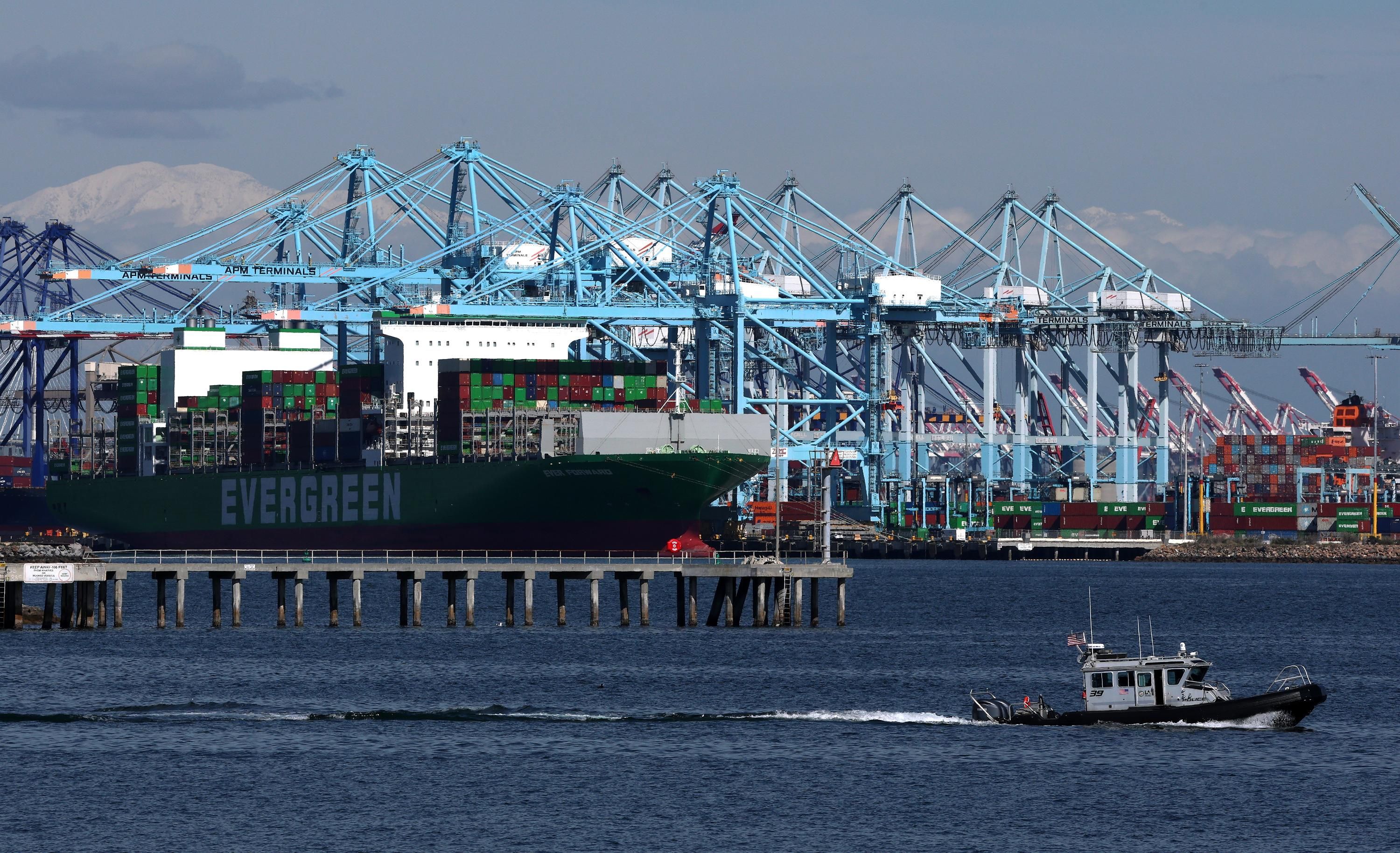 Таможенная служба США прекращает взимать незаконные тарифы