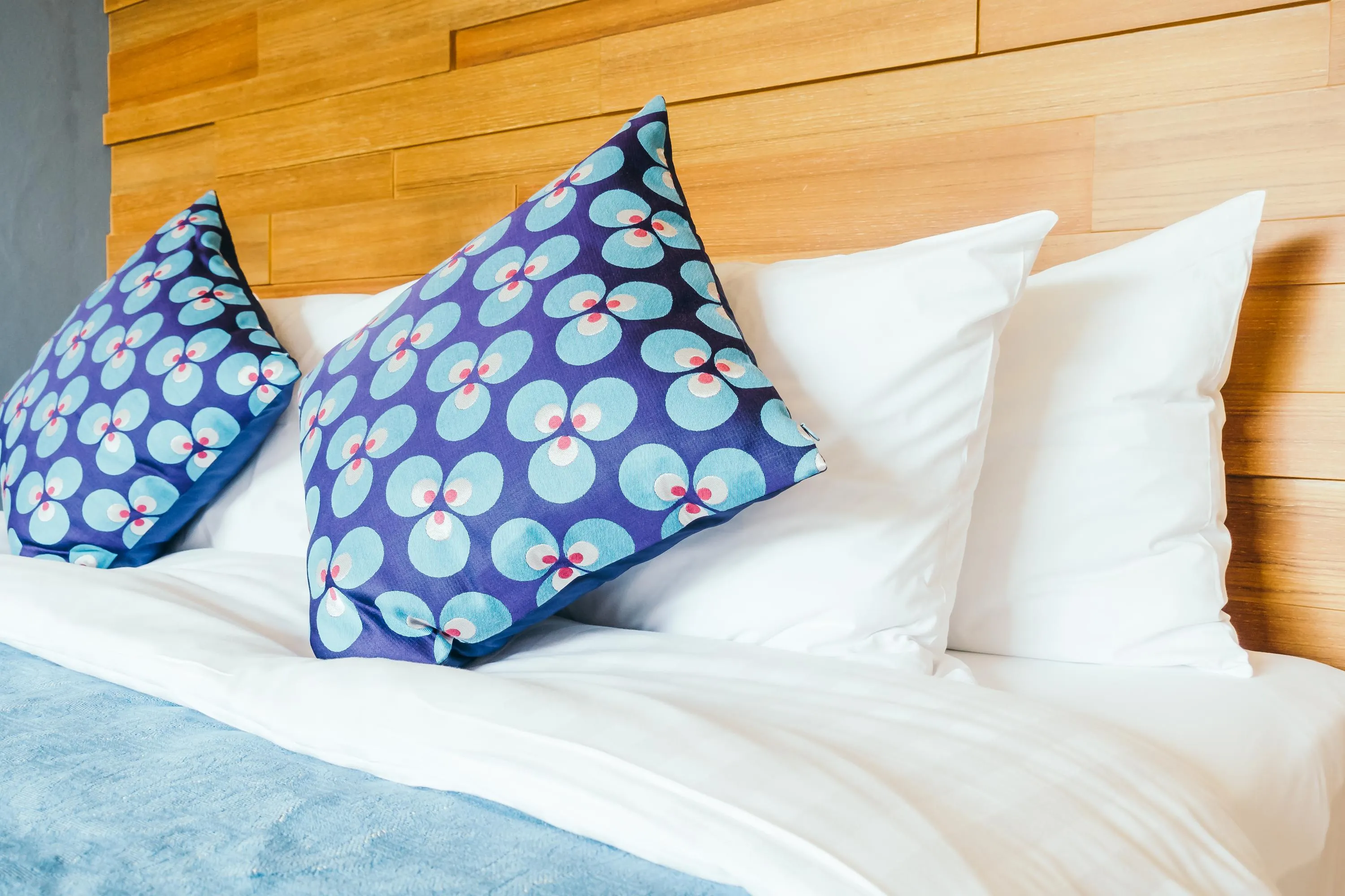 Подушки й ковдру варто провітрювати на вулиці / Фото Freepik