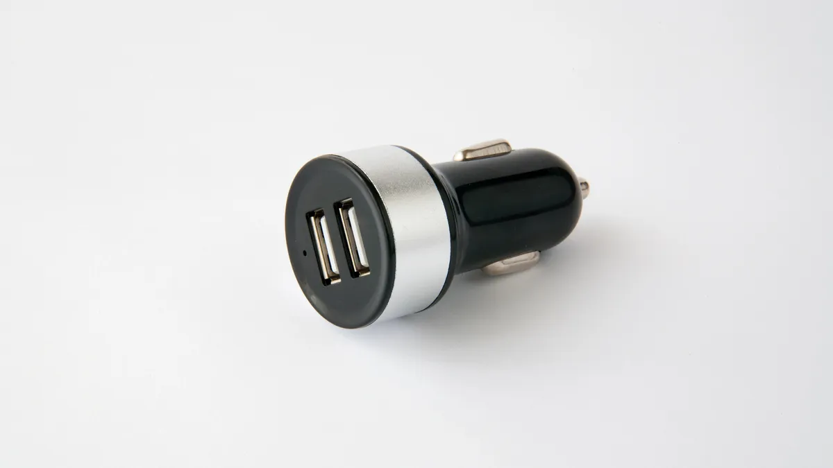 Так виглядає автомобільний прикурювач з USB Так виглядає автомобільний прикурювач з USB