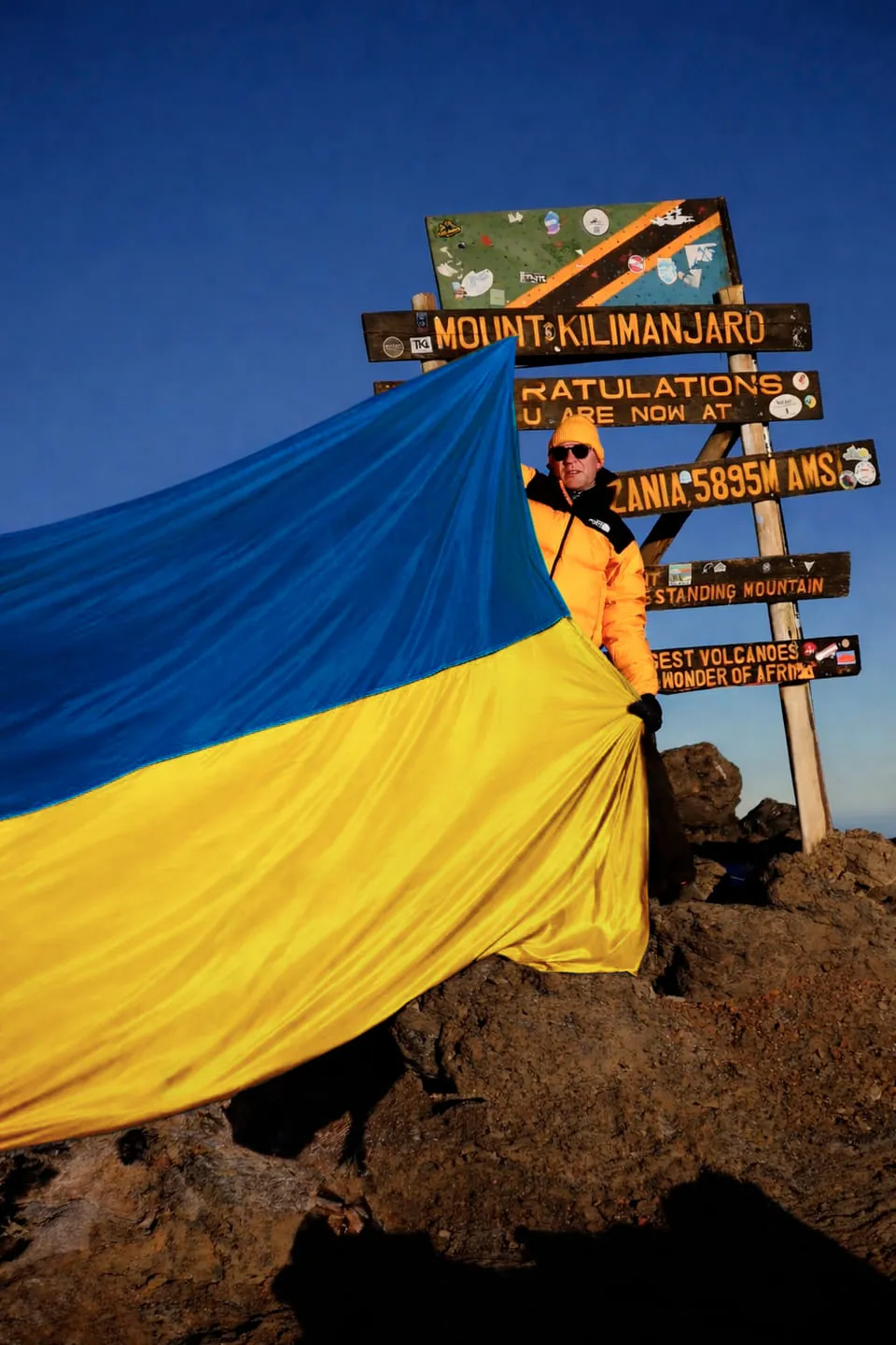 Роман Маслов тримає прапор України / фото Книги рекордів України Роман Маслов тримає прапор України / фото Книги рекордів України