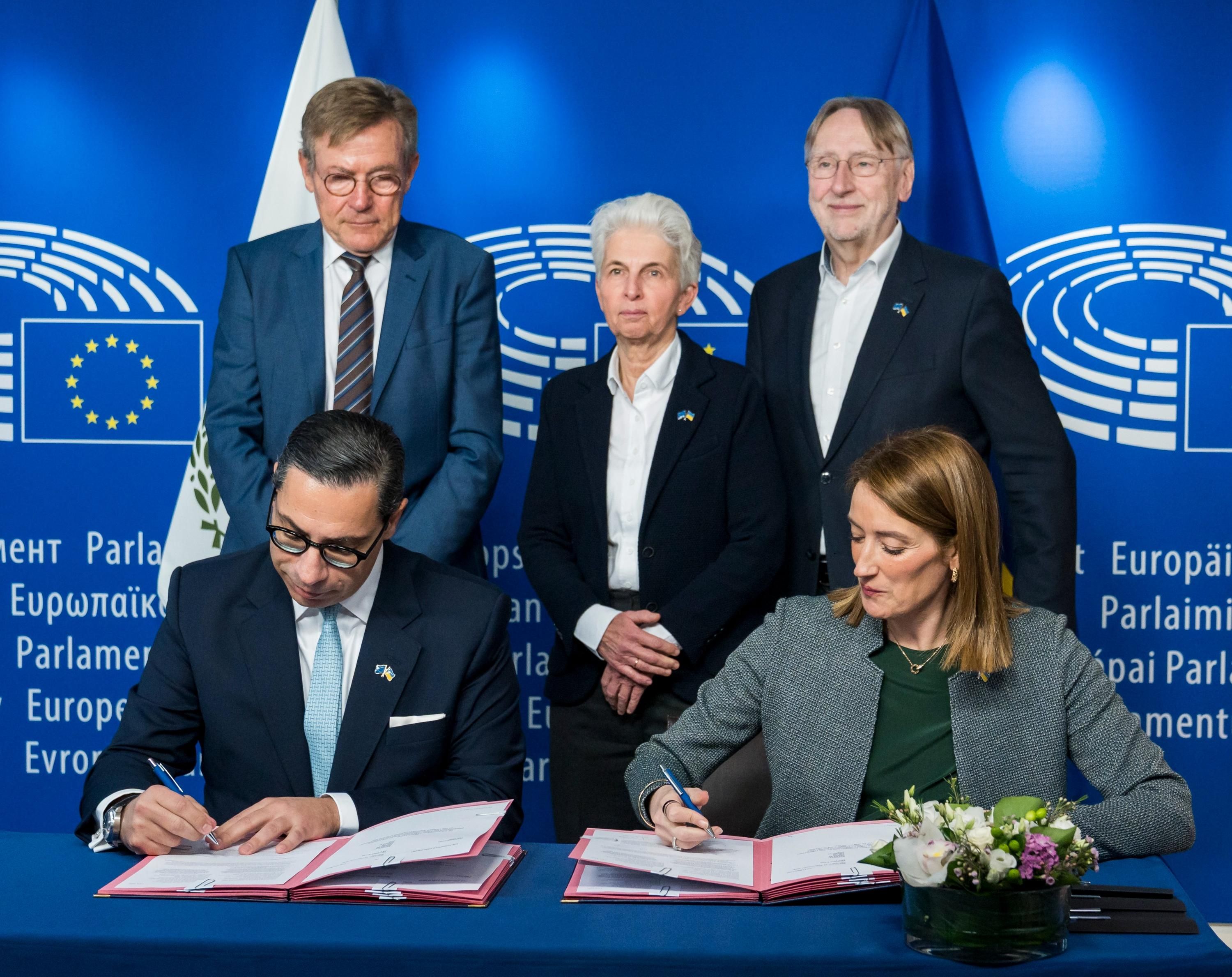 Президентка Європарламенту підписала виділення Україні 90 мільярдів євро Президентка Європарламенту підписала виділення Україні 90 мільярдів євро