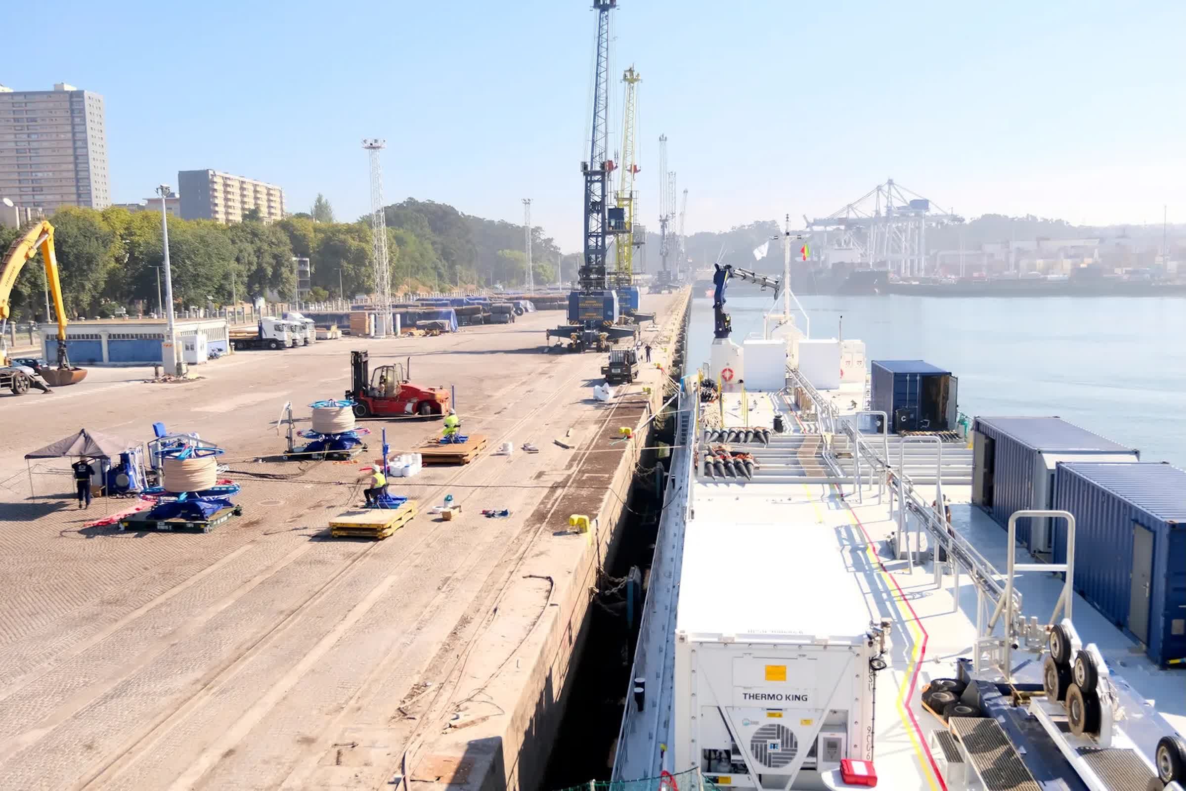 З дна Атлантики піднімають перший трансатлантичний оптоволоконний кабель З дна Атлантики піднімають перший трансатлантичний оптоволоконний кабель