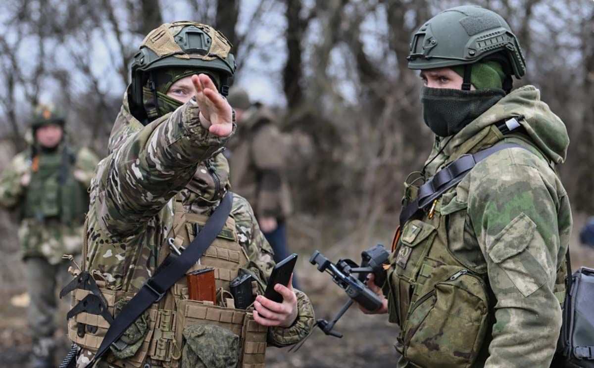 Российские оккупанты с оружием в руках