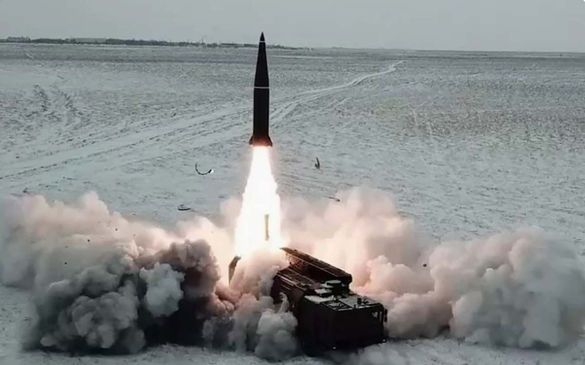 Запуск баллистической ракеты с ОТРК Искандер-М