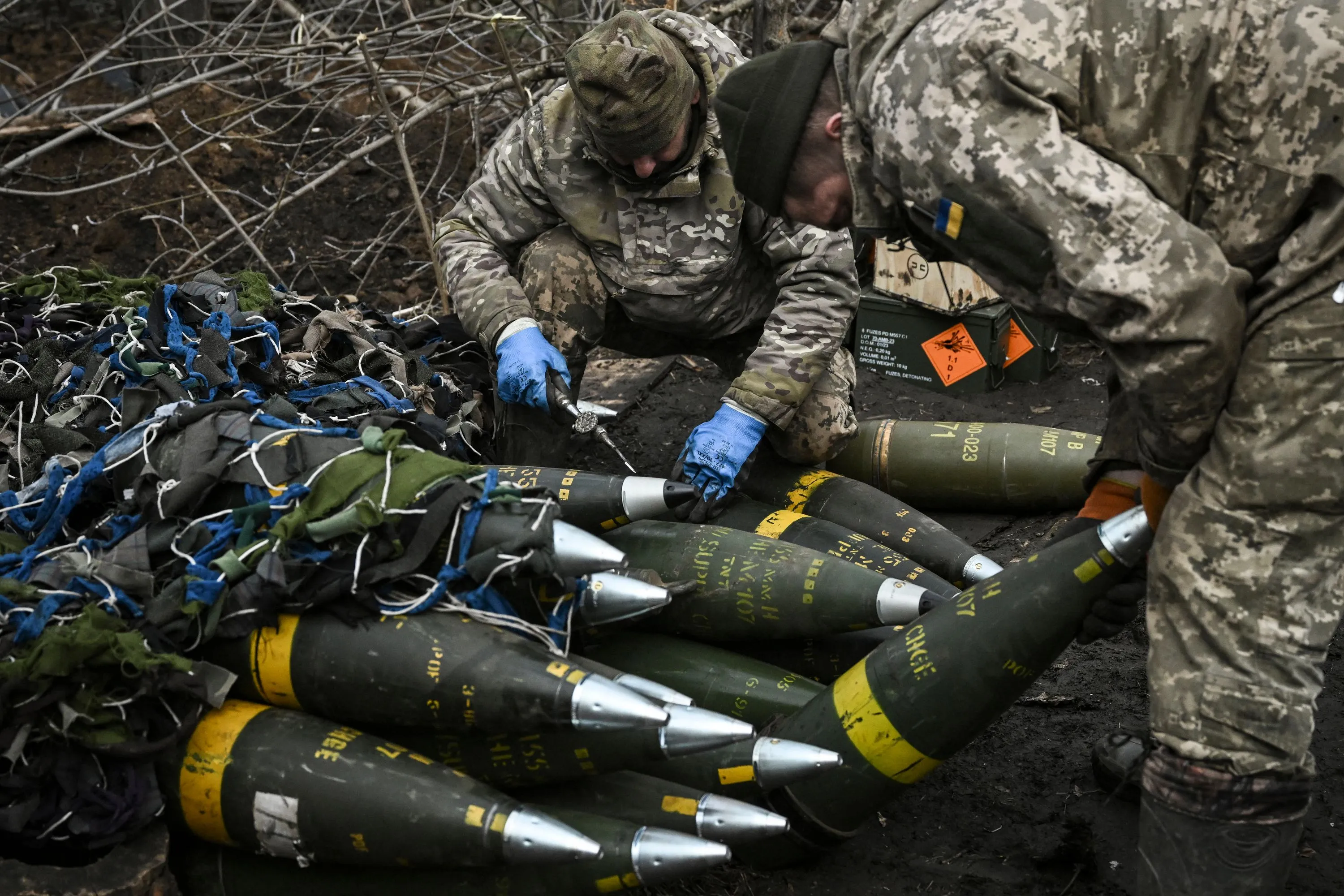 Военные снаряжают снаряды Военные снаряжают снаряды