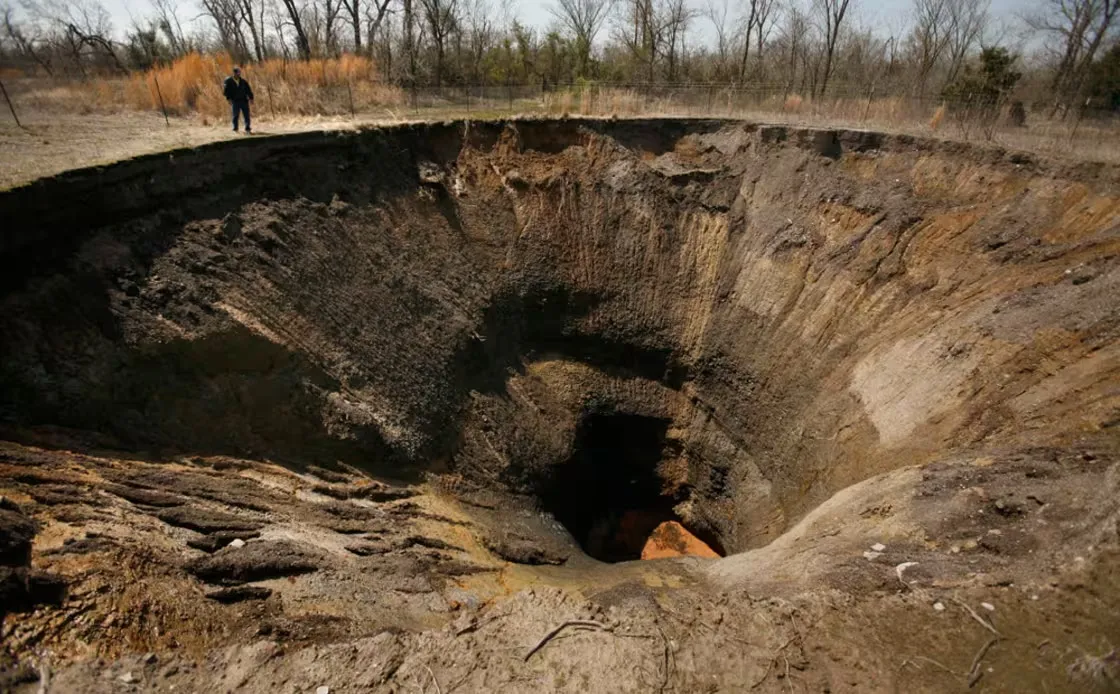 Воронка, яка утворилась у місті / фото NBS News Воронка, яка утворилась у місті / фото NBS News