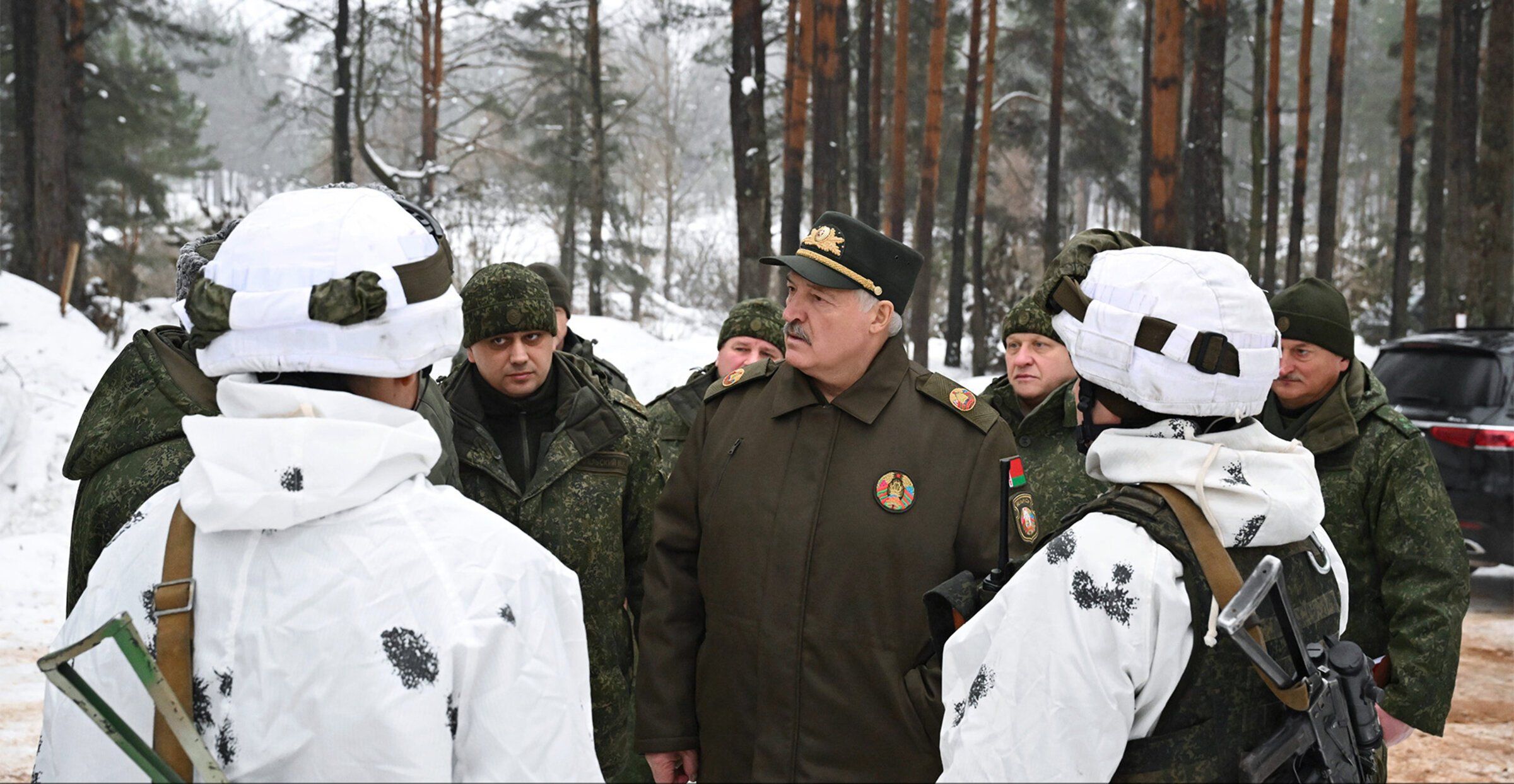 Самопроголошений президент Білорусі Лукашенко з військовими Самопроголошений президент Білорусі Лукашенко з військовими