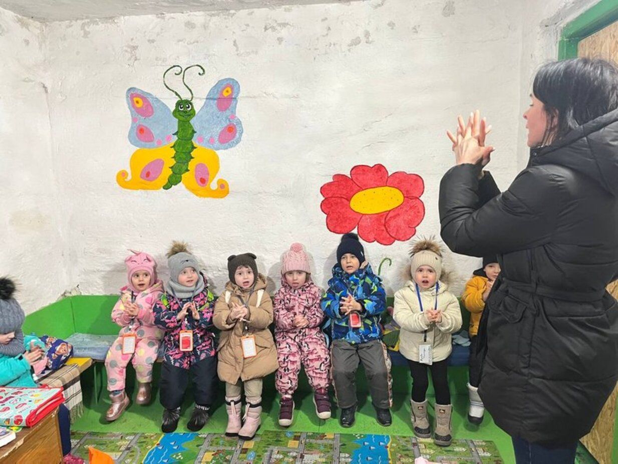 Діти в укритті дитсадка Діти в укритті дитсадка