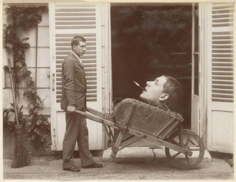 Чоловік штовхає тачку з головою фотомонтаж фотофейк фотоілюзія Чоловік штовхає тачку з головою фотомонтаж фотофейк фотоілюзія