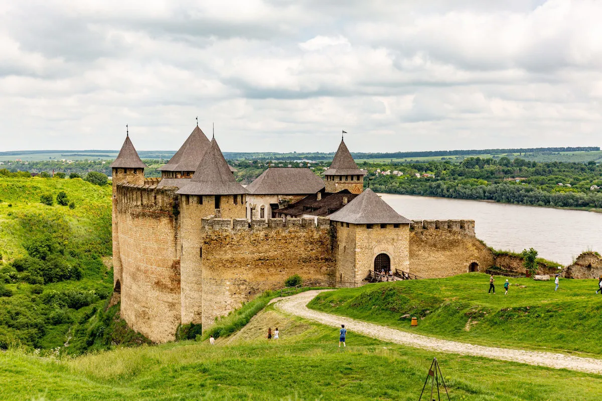 Велична Хотинська фортеця / Фото з Вікіпедії