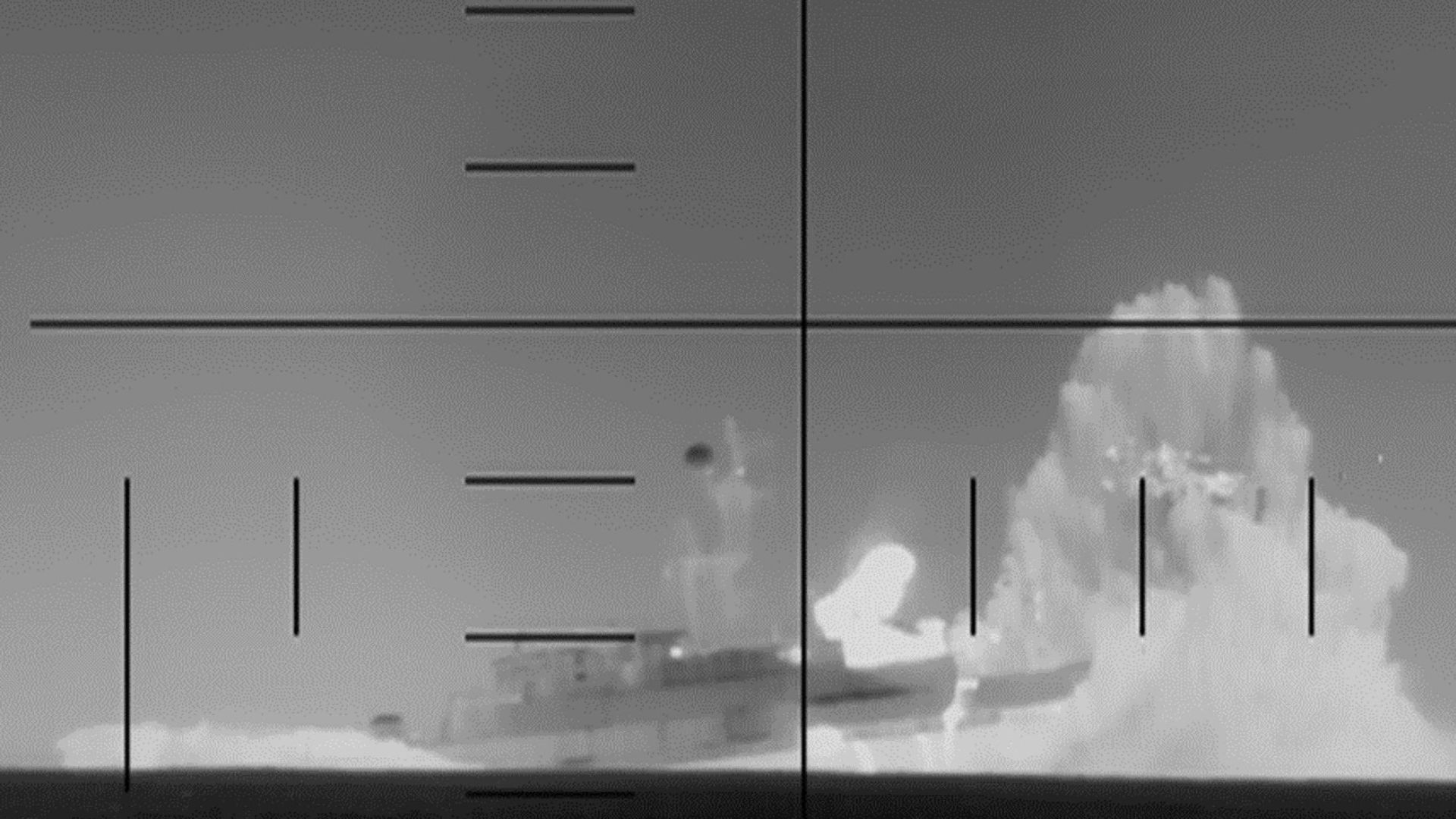 Момент влучання по іранському судну Iris Dena Момент влучання по іранському судну Iris Dena