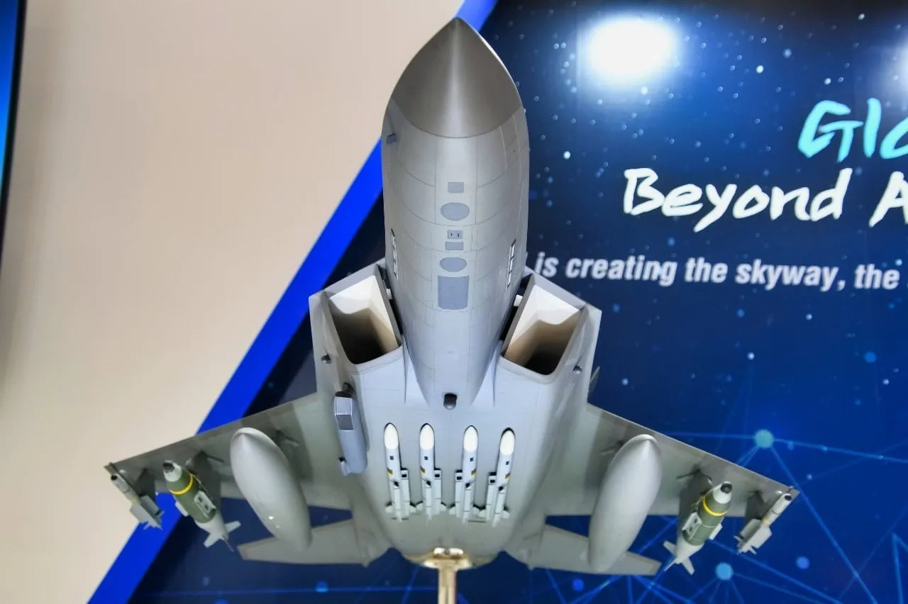 Мініатюрна модель літака KF-21 Boramae