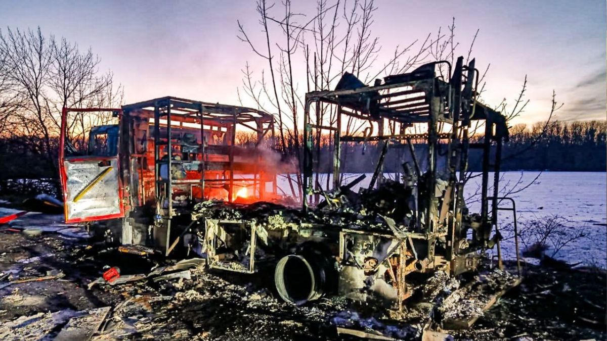 Ворог цілеспрямовано атакував дроном пожежний автомобіль Ворог цілеспрямовано атакував дроном пожежний автомобіль