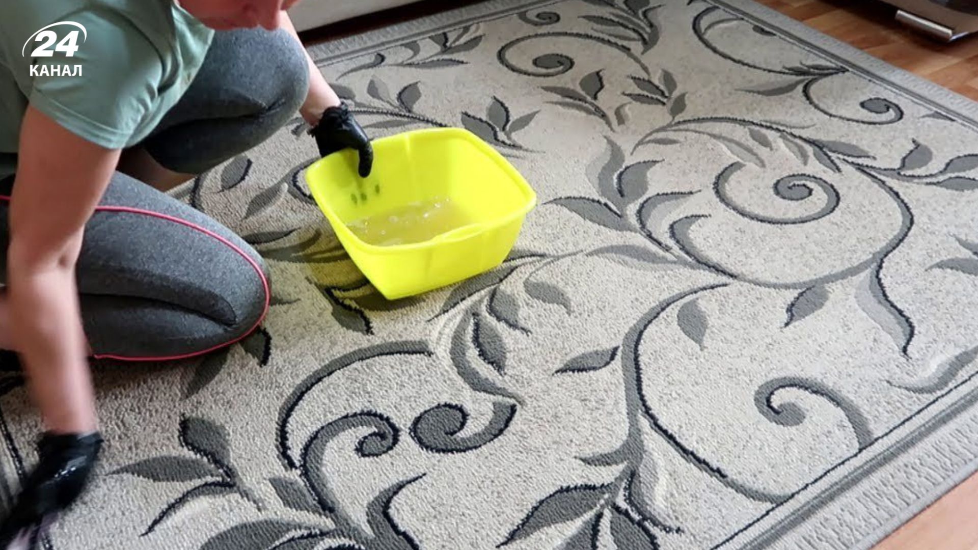 Старий килим можна ефективно очистити і без пилисосу та вибивання Старий килим можна ефективно очистити і без пилисосу та вибивання