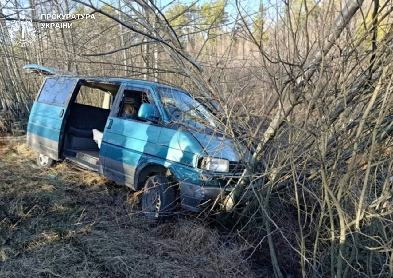 Пошкоджена автівка ТЦК на Волині Пошкоджена автівка ТЦК на Волині