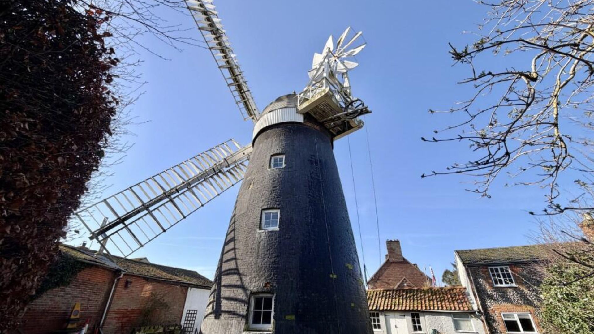 В Британии продают дом с ветряной мельницей