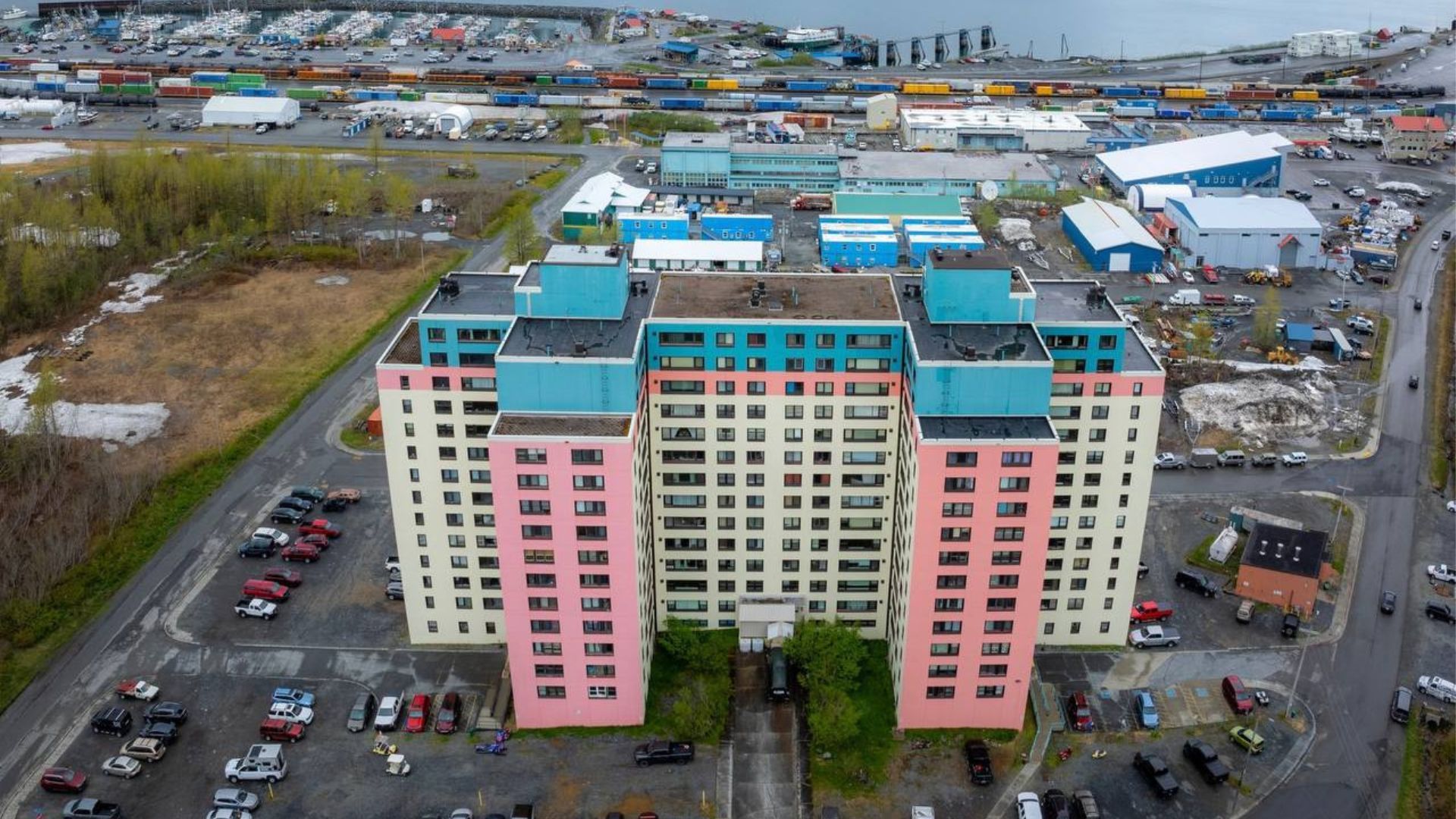 На Аляске сотни людей живут под одной крышей